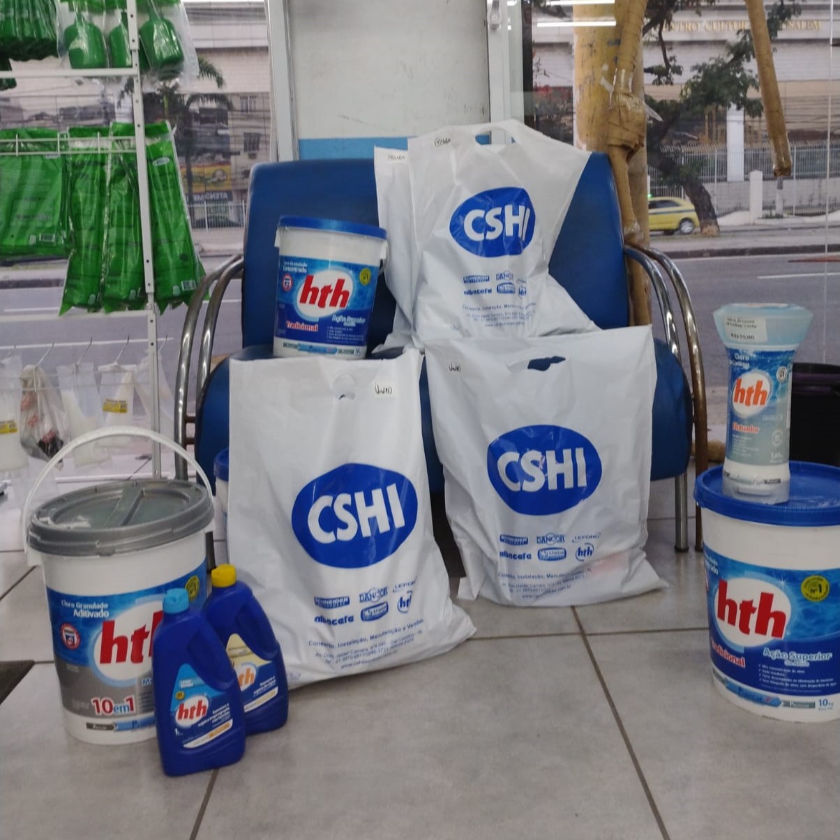 diversos materiais para piscinas