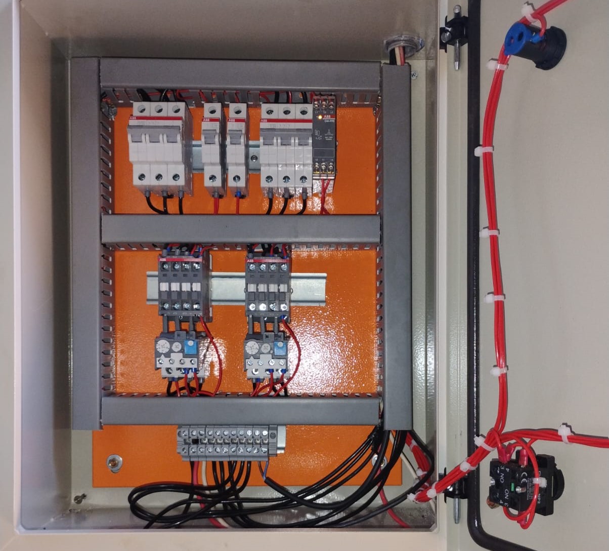 frente de um painel elétrico